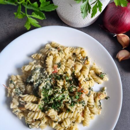 makaron z serem i warzywami