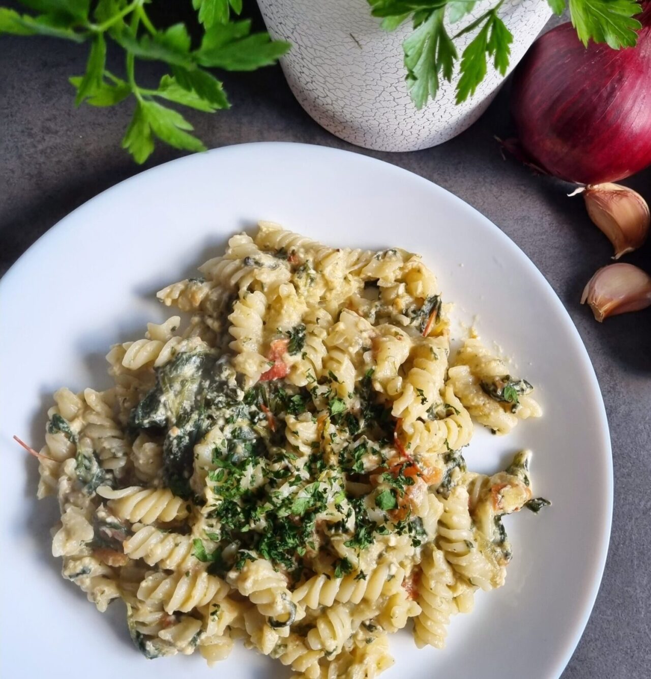 makaron z serem i warzywami